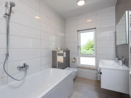 Villa Malsina – Maison 8 pers., piscine chauffée à 150 m de la mer : photo 16