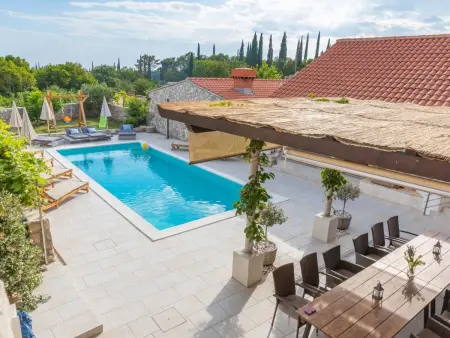 Villa Joe, pierre du XVIIIe siècle, piscine chauffée, 12 pers. : photo 2