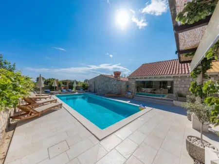 Villa Joe, pierre du XVIIIe siècle, piscine chauffée, 12 pers. : photo 3