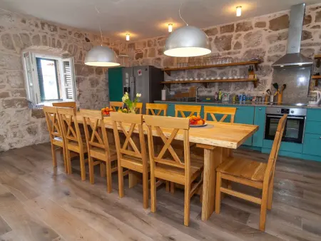 Villa Joe, pierre du XVIIIe siècle, piscine chauffée, 12 pers. : photo 5