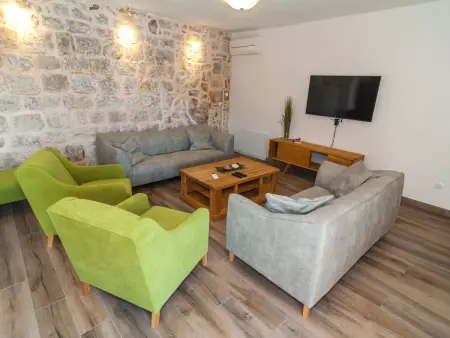 Villa Joe, pierre du XVIIIe siècle, piscine chauffée, 12 pers. : photo 8