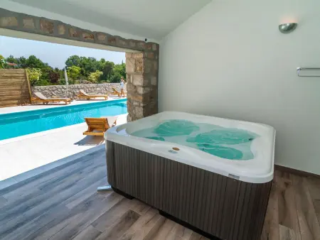 Villa Joe, pierre du XVIIIe siècle, piscine chauffée, 12 pers. : photo 16