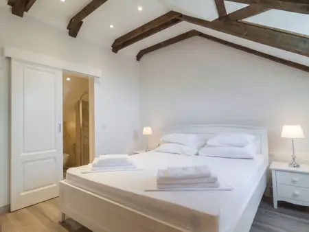 Villa Joe, pierre du XVIIIe siècle, piscine chauffée, 12 pers. : photo 17