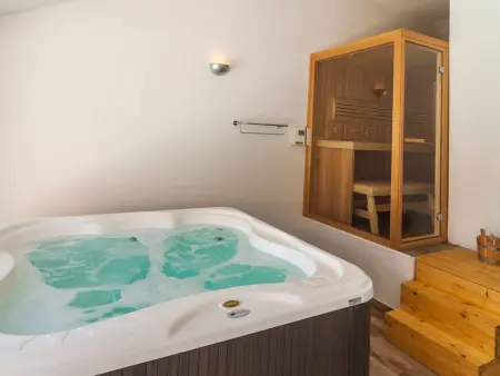 Villa Joe, pierre du XVIIIe siècle, piscine chauffée, 12 pers. : photo 31