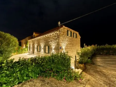 Villa Joe, pierre du XVIIIe siècle, piscine chauffée, 12 pers. : photo 37