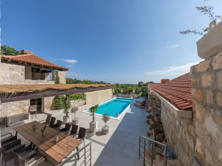 Villa Joe, pierre du XVIIIe siècle, piscine chauffée, 12 pers. : photo 42