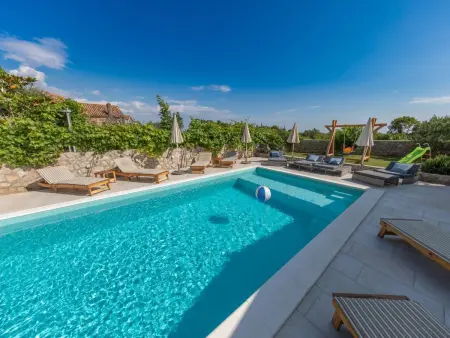 Villa Joe, pierre du XVIIIe siècle, piscine chauffée, 12 pers. : photo 43