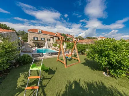 Villa Joe, pierre du XVIIIe siècle, piscine chauffée, 12 pers. : photo 44