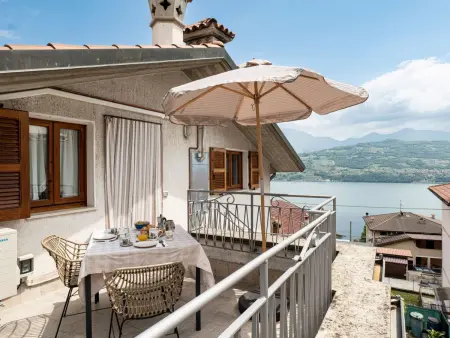 Location appartement à Fonteno, Gioia del Verde - Raum, Terrasse und Seeblick