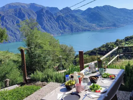 Location maison à Fonteno, Oasi Azzurra - Drei-Zimmer-Wohnung in einer kleinen Villa mit Terrasse
