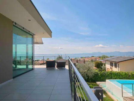 Location maison à Bardolino, Ferienvilla Madabà mit Blick aufs Wasser