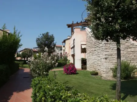 Appartement 2 chambres avec terrasse et jardin privé : photo 21