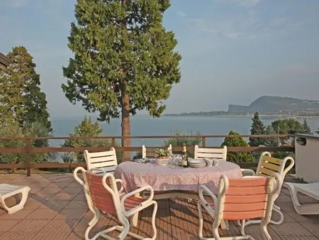 Location appartement à Manerba, Appartement in Villaggio Sanghen mit Garten, Terrasse und gemeinsamem Pool