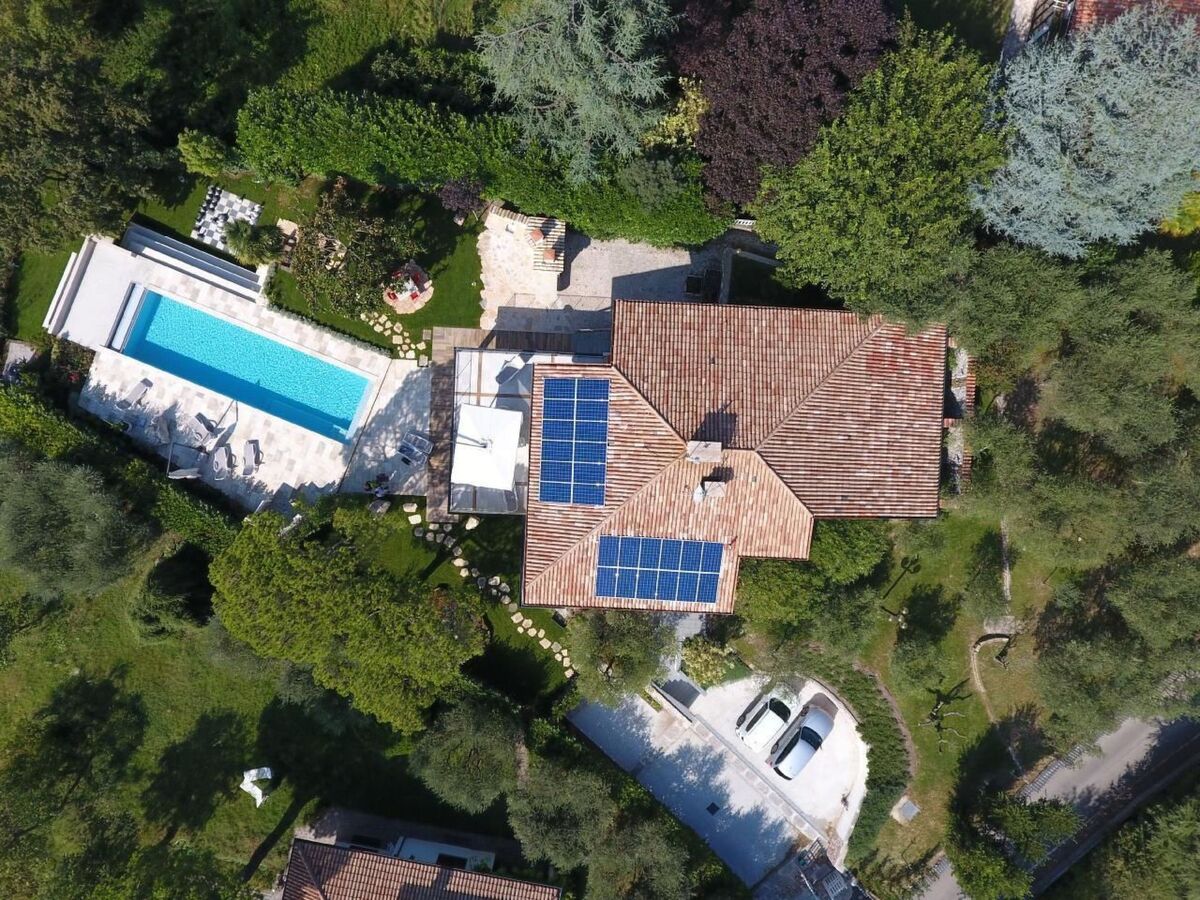 Villa d'Albisano avec piscine chauffée et 3 000 m² de terrain - Photo 1