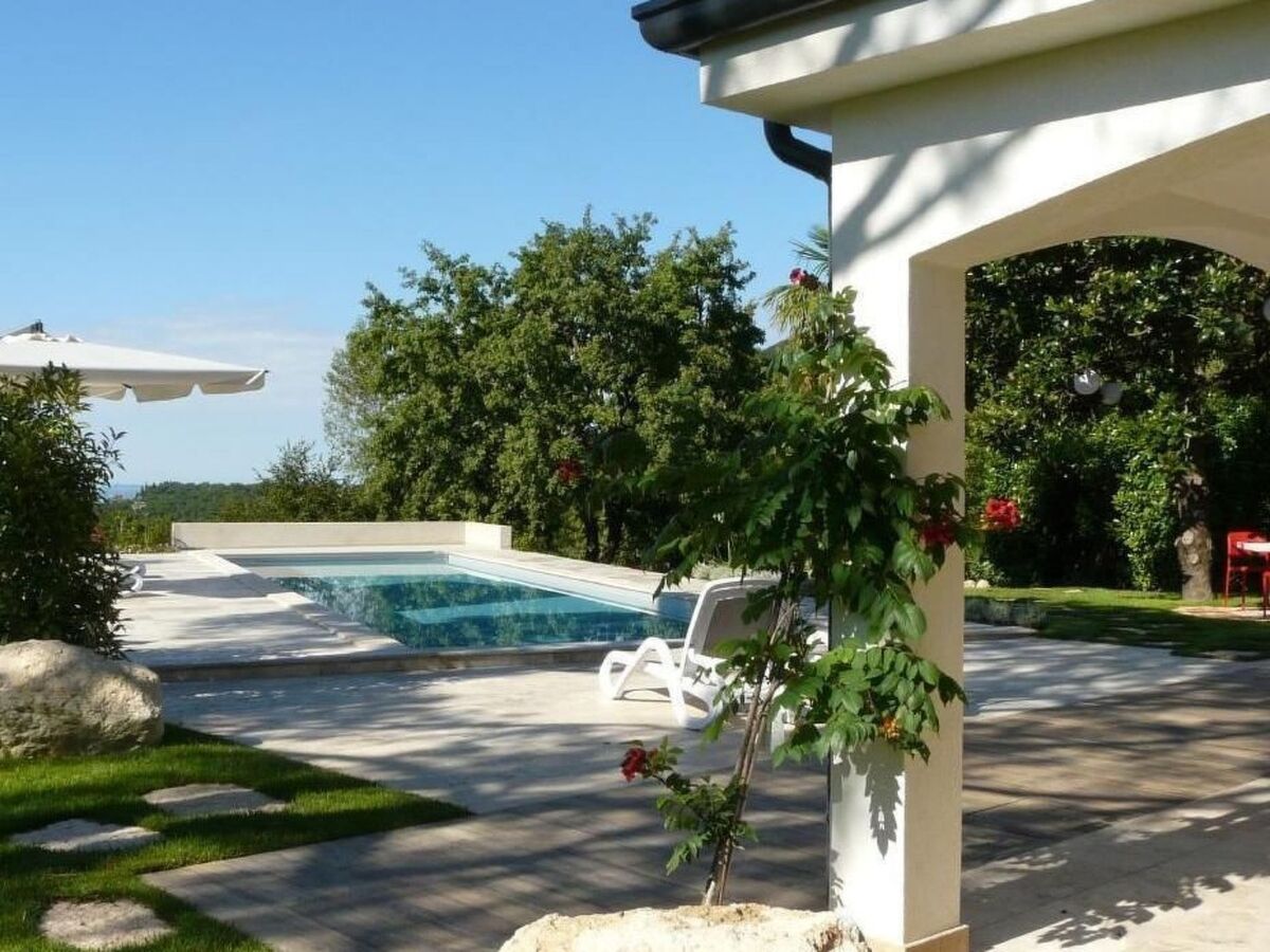 Villa d'Albisano avec piscine chauffée et 3 000 m² de terrain - Photo 2