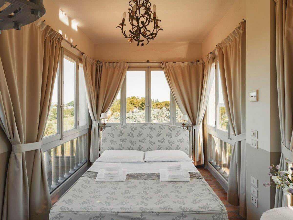 Appartement dans une tour en verre, vue sur la mer - Photo 1