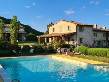 Location appartement à Cagli, Ferienwohnung