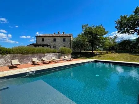 Location maison à Cagli, Ferienvilla Checello mit privatem Pool