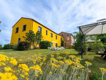 Location appartement à Cessapalombo, Wohnung Girasole mit Schwimmbad