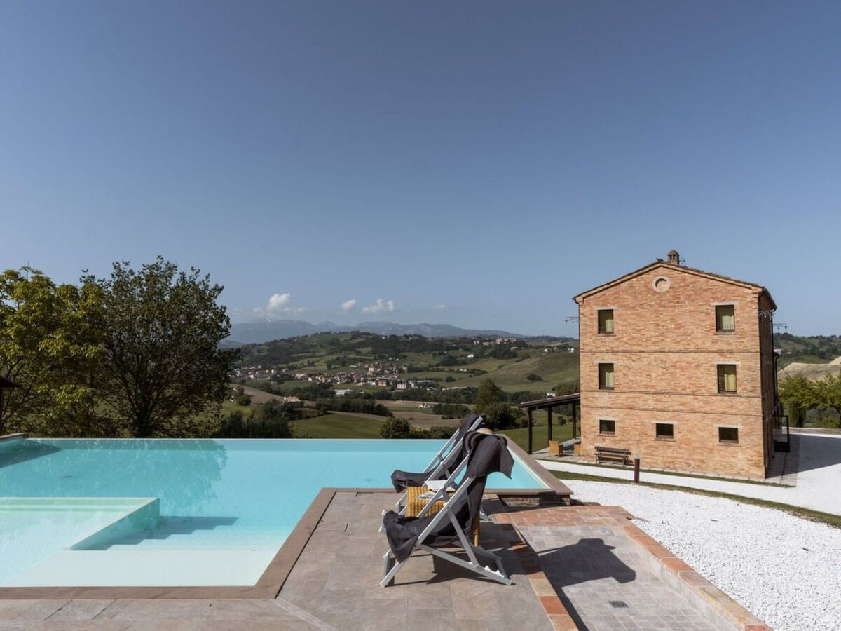 Villa Mara – Maison 6 chambres, pool et spa à Cessapalombo - Photo 3