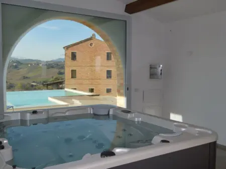 Location maison à Cessapalombo, Villa mit privatem Pool und Wellnessbereich