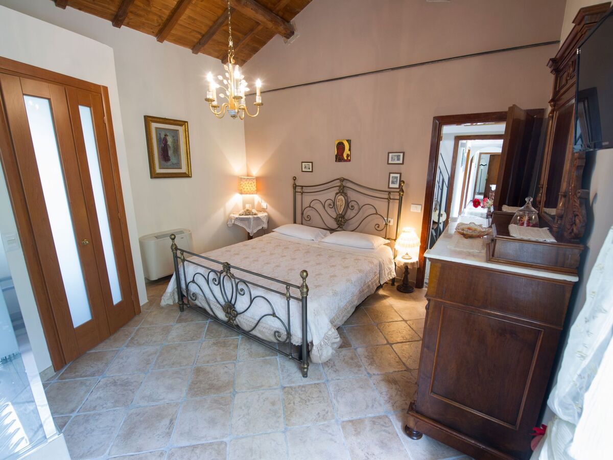 Chambre avec poutres apparentes à Roccafluvione - Photo 1