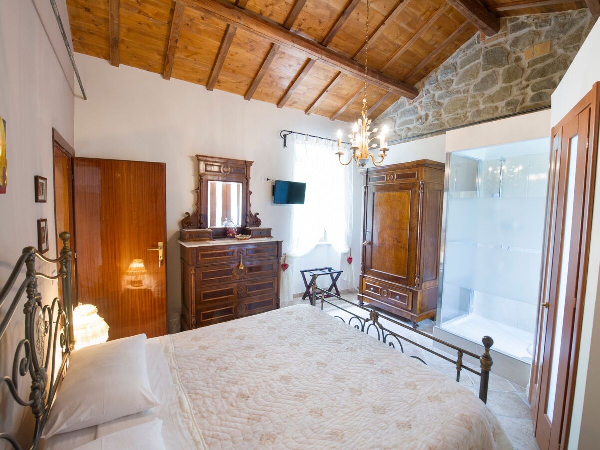 Chambre avec poutres apparentes à Roccafluvione - Photo 3