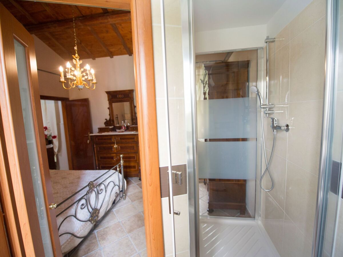 Chambre avec poutres apparentes à Roccafluvione - Photo 4