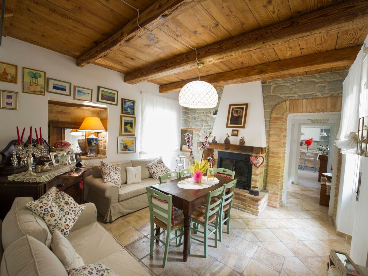 Chambre avec poutres apparentes à Roccafluvione - Photo 12