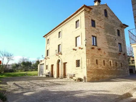 Location appartement à Magliano di Tenna, Blaue Wohnung