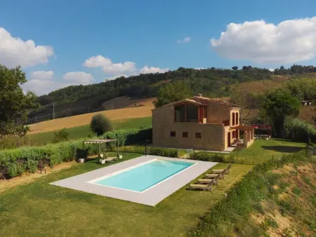 Location maison à Santa Vittoria in Matenano, Luxuriöse und erschwingliche Villa mit privatem Pool