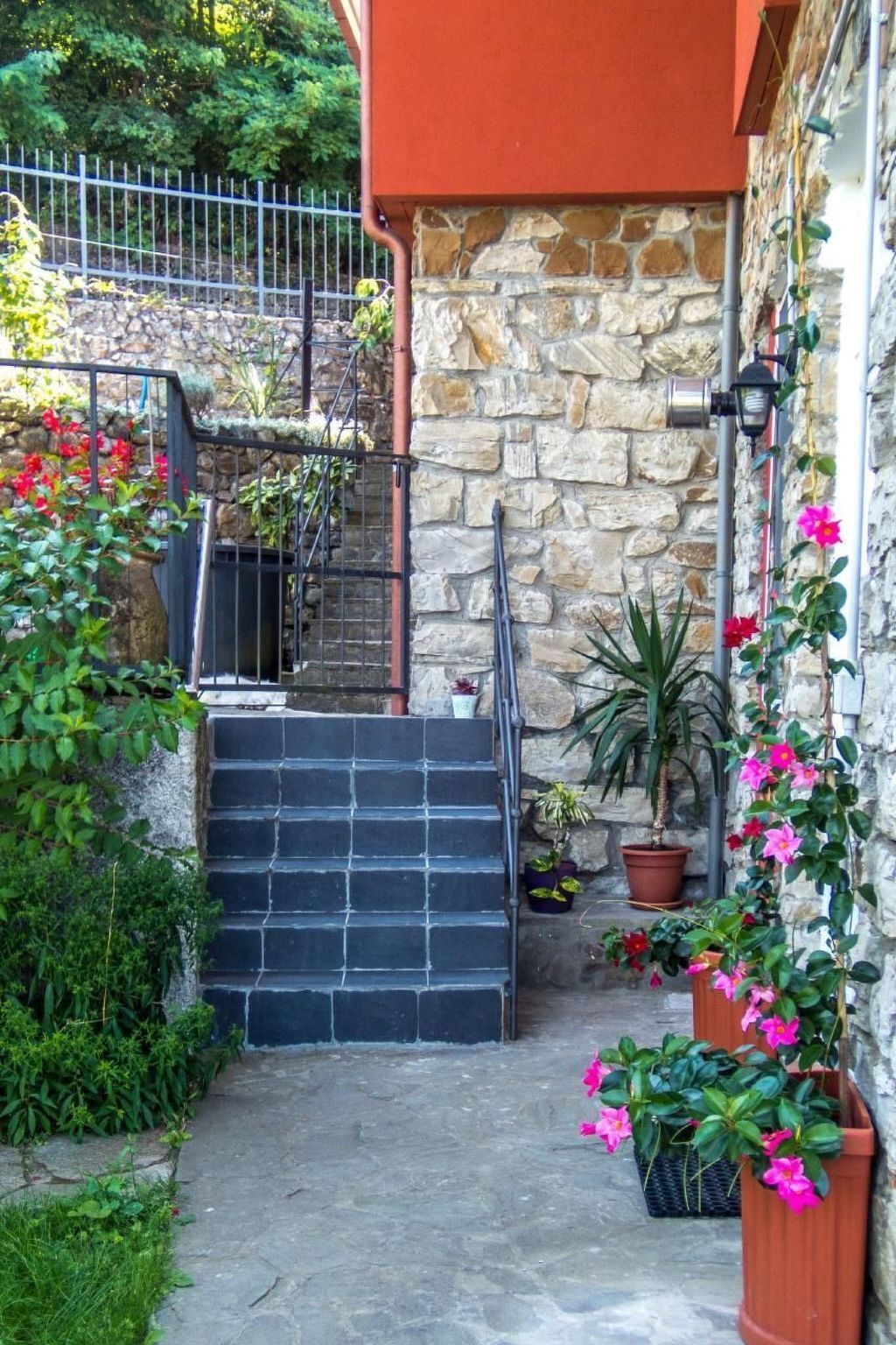 Appartement 90m² avec terrasse, jardin et four à pizza - Photo 33