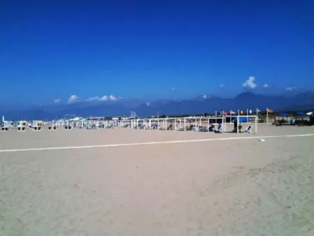 Mobil-home avec parking privé au camping, à Viareggio : photo 50