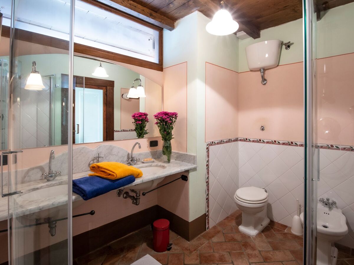 Villa Pruneto avec piscine, vue château de Poppi - Photo 18