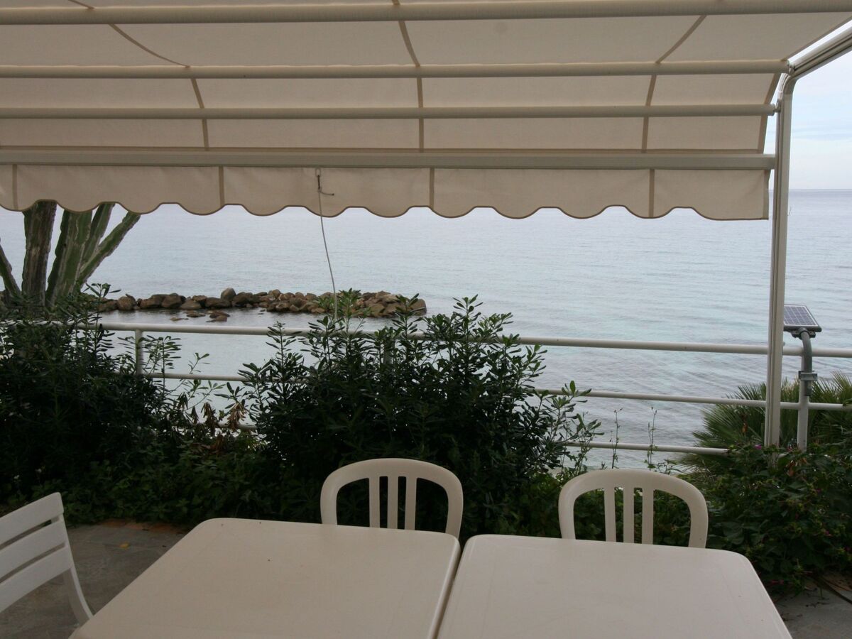Studio Laura en villa avec accès direct à la plage - Photo 1