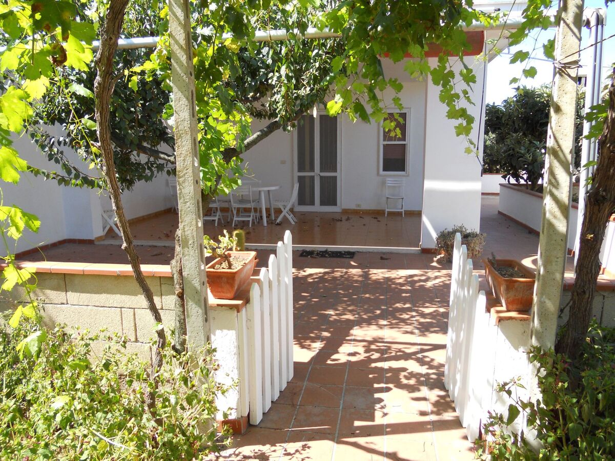 Villa récente avec jardin de 600 m² à Gallipoli - Photo 2
