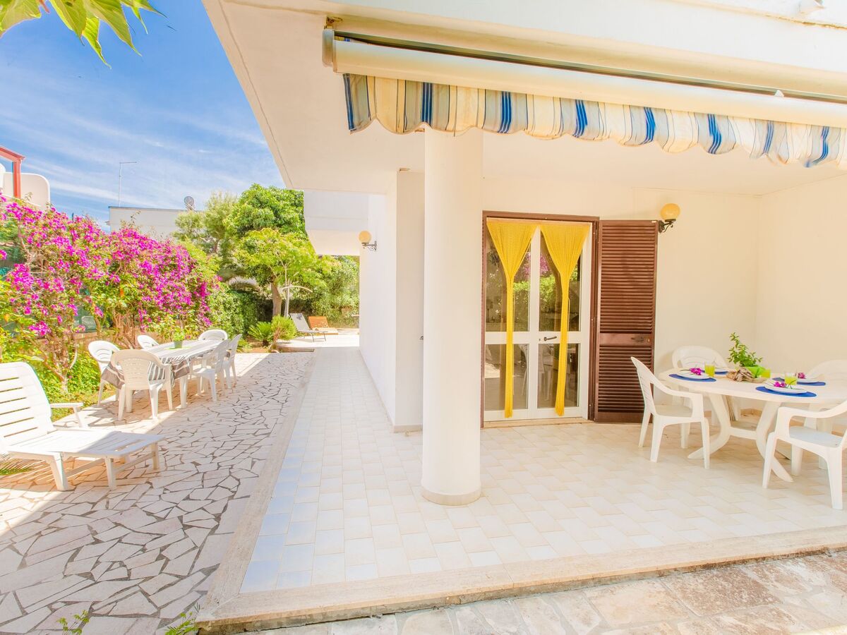 Villa Irene à Carovigno : jardin 150 m², terrasse et grill - Photo 1