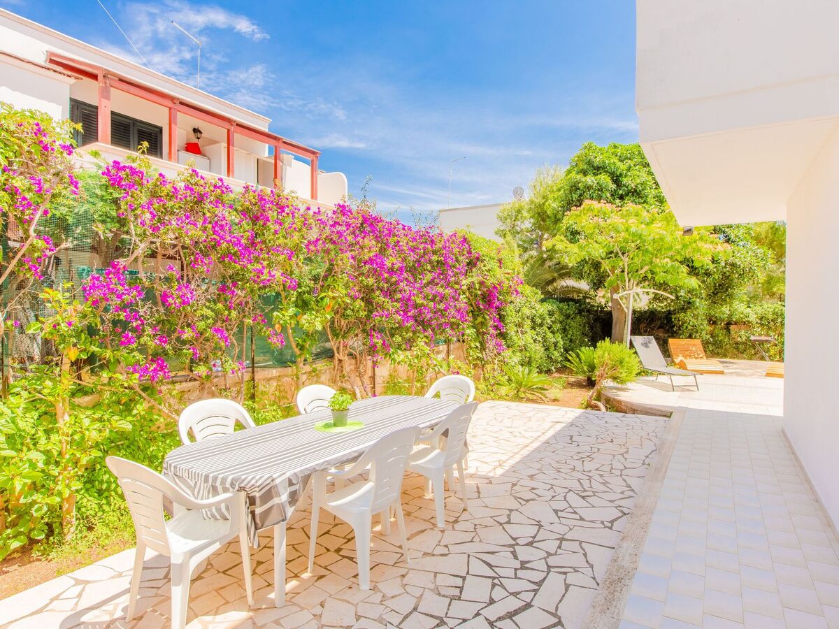 Villa Irene à Carovigno : jardin 150 m², terrasse et grill - Photo 2