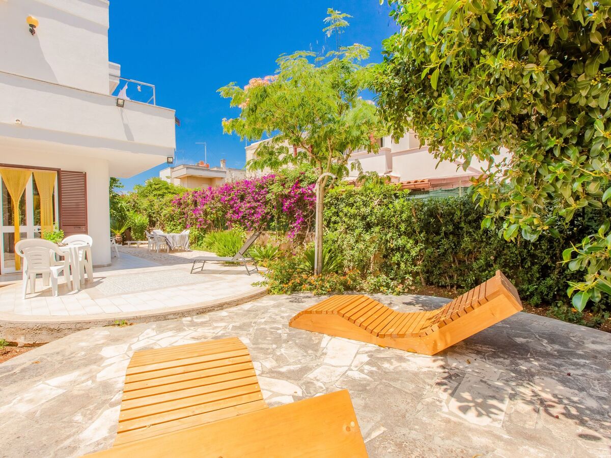 Villa Irene à Carovigno : jardin 150 m², terrasse et grill - Photo 3