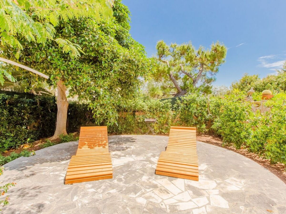 Villa Irene à Carovigno : jardin 150 m², terrasse et grill - Photo 4