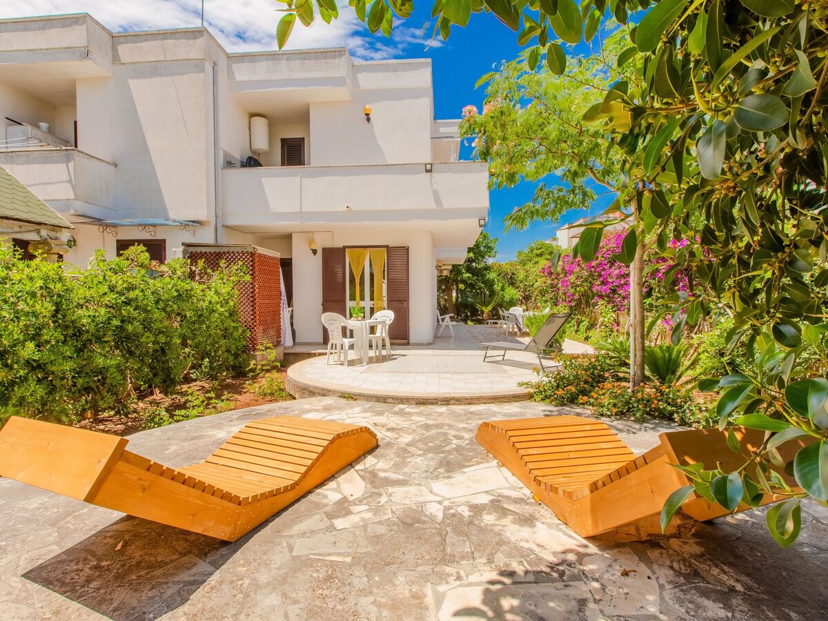 Villa Irene à Carovigno : jardin 150 m², terrasse et grill - Photo 5