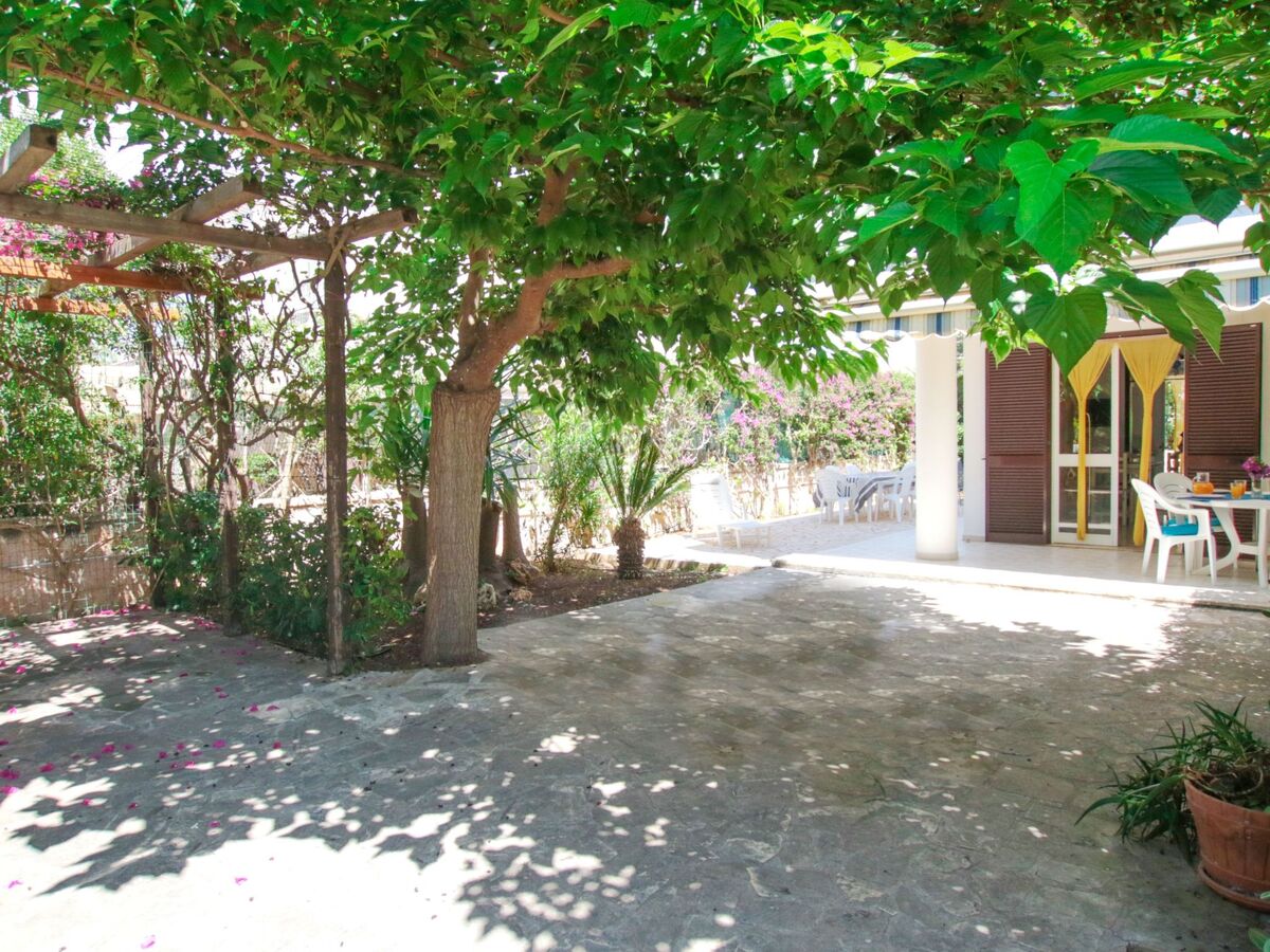 Villa Irene à Carovigno : jardin 150 m², terrasse et grill - Photo 23