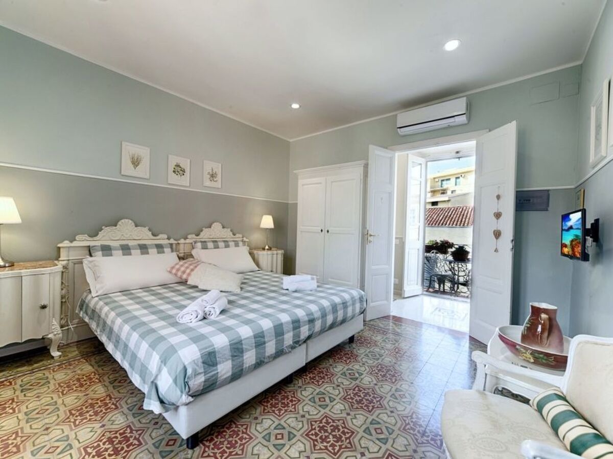 Chambre vintage dans le centre historique d'Olbia - Photo 1