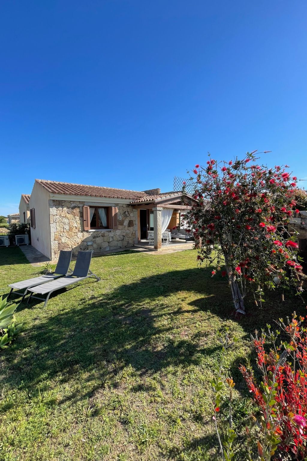 Maison 800 m de Porto Ainu avec jardin - Photo 4