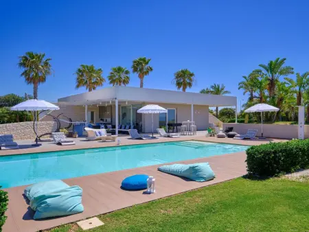 Location maison à Marina di Ragusa, Anthea, Villa mit Pool und Fußball-Tennisplatz nur wenige Kilometer vom Strand