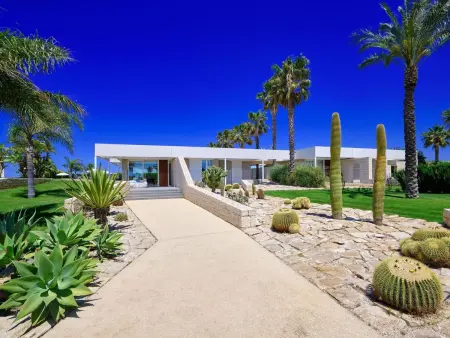 Villa Anthea à Marina di Ragusa, piscine et terrain de foot : photo 2