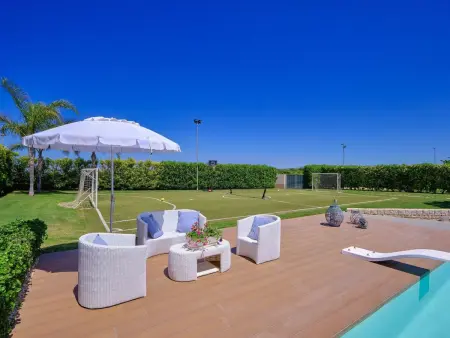 Villa Anthea à Marina di Ragusa, piscine et terrain de foot : photo 3