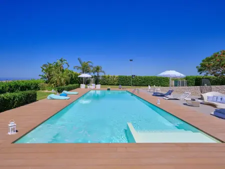 Villa Anthea à Marina di Ragusa, piscine et terrain de foot : photo 7