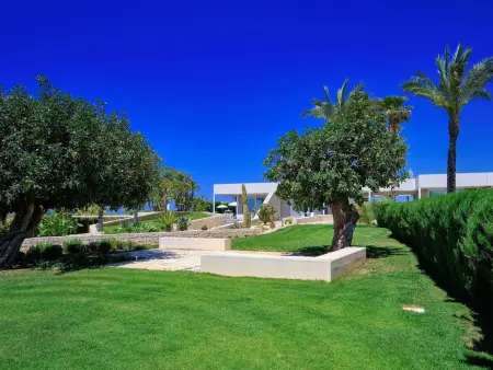Villa Anthea à Marina di Ragusa, piscine et terrain de foot : photo 9