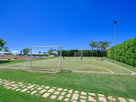 Villa Anthea à Marina di Ragusa, piscine et terrain de foot : photo 12